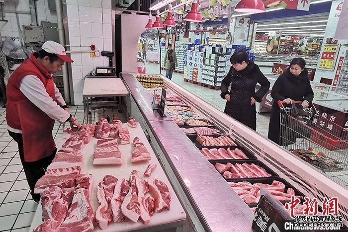 12月16日，山西太原，超市工作人员分解猪肉。当日，中国国家统计局新闻发言人付凌晖表示，中国食品价格保持稳定有基础、有条件，其中猪肉价格逐步企稳甚至回落可以预期。付凌晖在当天国务院新闻办公室举行的发布会上谈及当前物价形势。他分析说，11月份，中国CPI同比上涨4.5%，比上月扩大0.7个百分点，这主要受食品价格等结构性影响。当月，食品价格上涨超过10%，其中猪肉价格同比上涨1.1倍，对CPI增长影响在六成左右。猪肉价格上涨也带动相关肉类涨价。 中新社记者 张云 摄