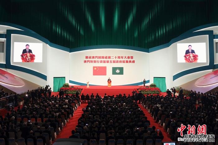 12月20日，庆祝澳门回归祖国20周年大会暨澳门特别行政区第五届政府就职典礼在澳门东亚运动会体育馆隆重举行。中共中央总书记、国家主席、中央军委主席习近平出席并发表重要讲话。 中新社记者 盛佳鹏 摄