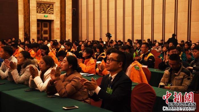 图为20日晚，2019年度“西藏工匠”命名发布仪式在西藏拉萨举行。　张伟 摄
