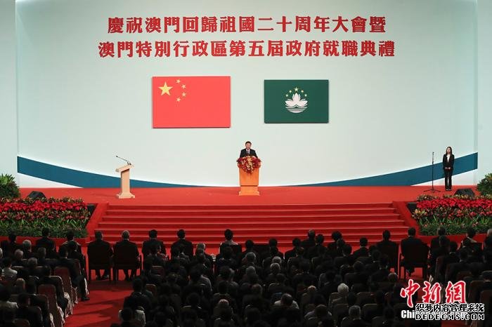 12月20日，庆祝澳门回归祖国20周年大会暨澳门特别行政区第五届政府就职典礼在澳门东亚运动会体育馆隆重举行。中共中央总书记、国家主席、中央军委主席习近平出席并发表重要讲话。 中新社记者 盛佳鹏 摄
