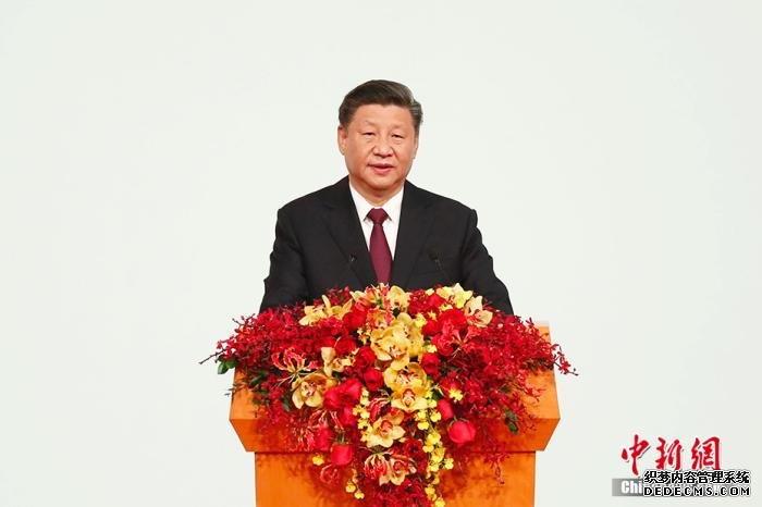 12月20日，庆祝澳门回归祖国20周年大会暨澳门特别行政区第五届政府就职典礼在澳门东亚运动会体育馆隆重举行。中共中央总书记、国家主席、中央军委主席习近平出席并发表重要讲话。 中新社记者 盛佳鹏 摄