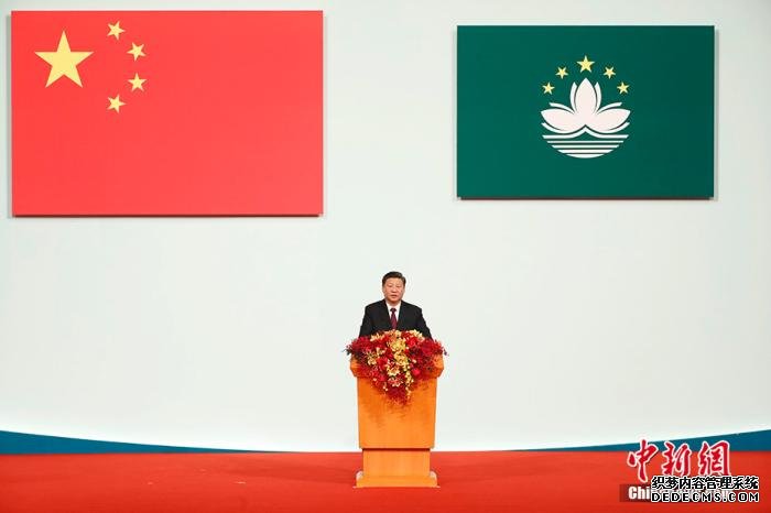 12月20日，庆祝澳门回归祖国20周年大会暨澳门特别行政区第五届政府就职典礼在澳门东亚运动会体育馆隆重举行。中共中央总书记、国家主席、中央军委主席习近平出席并发表重要讲话。 中新社记者 盛佳鹏 摄