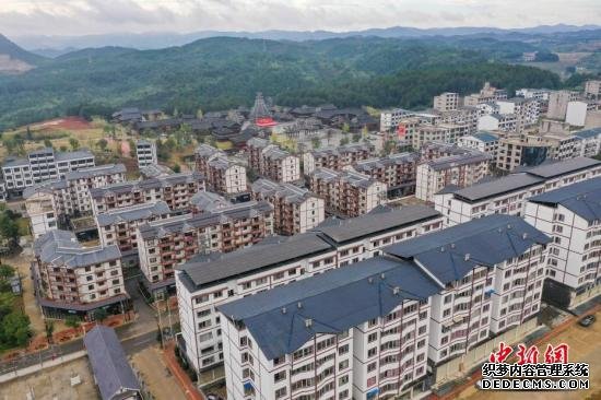 资料图：航拍贵州玉屏田坪镇杨柳新区易地扶贫搬迁安置点。 中新社记者 贺俊怡 摄