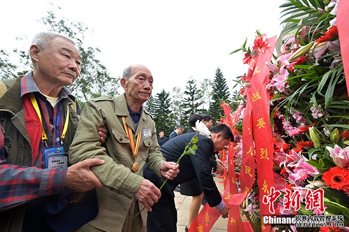 12月18日，纪念昆仑关大捷80周年向抗战英烈敬献花篮仪式在广西昆仑关战役纪念塔前举行。12月18日是广西昆仑关大捷80周年纪念日。图为96岁的抗战老兵区辂在纪念塔前献花。 中新社记者 俞靖 摄
