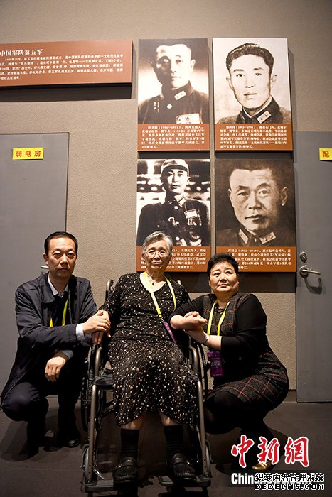 图为昆仑关大捷指挥官杜聿明将军之女杜致廉（中）在昆仑关战役纪念馆与其父亲照片合影。中新社记者 俞靖 摄