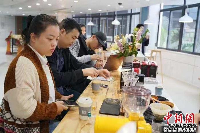 台湾青年罗杰翰在福州医院里开咖啡店。供图