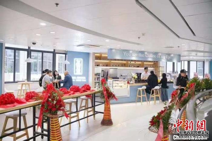 台湾青年罗杰翰在福州医院里开咖啡店。供图