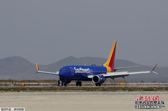 当地时间3月27日，美国西南航空公司的波音737 MAX系列飞机停放在号称“飞机坟场”的维克多维尔机场