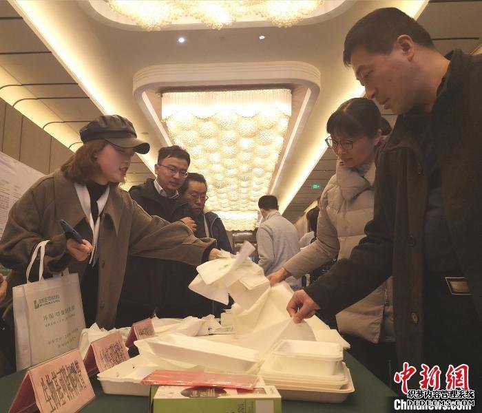 21日，参观者了解生物基可降解新材料制作的购物袋。　刘浩 摄
