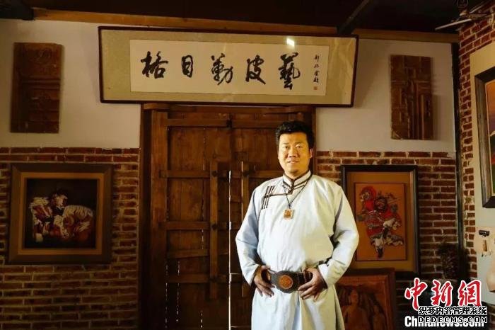 图为蒙古族皮雕画非遗传承人贾宏伟。　受访者供图